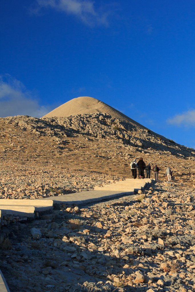 11 The stone pyramid on the Nemrut Daği.jpg